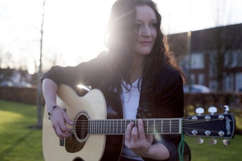 Acoustic guitarist Hertfordshire - Donna, Acoustic Guitarist and Singer