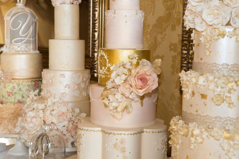 Unique Cakes, by Yevnig #Elegantwedding #ElegantCake #Weddingcake #Luxurywedding #Luxbride #Luxuryweddingcake #GoldLeafweddingcake #Desserttable - Unique Cakes by Yevnig