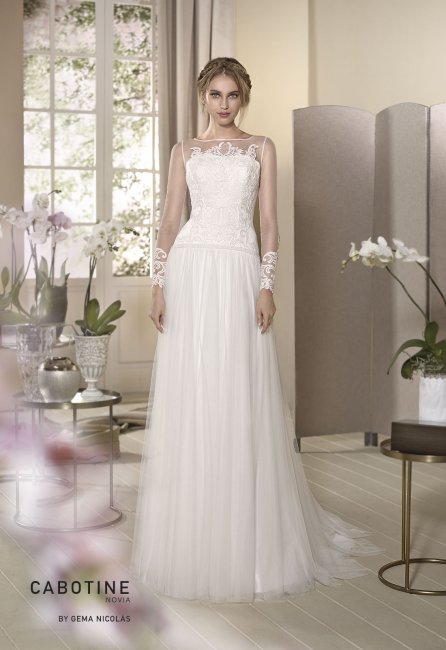 Bohemian silked tulle wedding dress. Embroidered bodice and long sleeves embellished with buttoning on cuffs. Hip line decorated with a beaded strip. - GN DESIGN GROUP