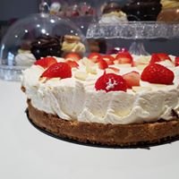 Milk chocolate & strawberry cheesecake - Speciality-Cakes