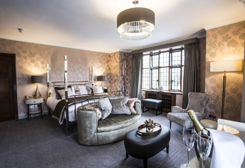 Luxury Bridal Suite - Hogarths Stone Manor Hotel
