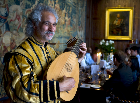 With lute at Hever Castle, by Kenny Hickey - Dante Ferrara - Tudor Lute Nationwide