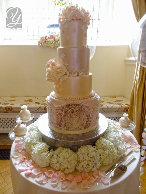 Unique Cakes, by Yevnig #Elegantwedding #ElegantCake #Weddingcake #Luxurywedding #Luxbride #Luxuryweddingcake #GoldLeafweddingcake #Desserttable - Unique Cakes by Yevnig