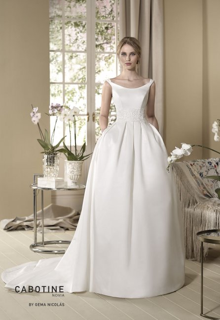 Full skirt ottoman wedding dress. The bodice has an original straps and the waistline is embellished whit a lace strip. - GN DESIGN GROUP
