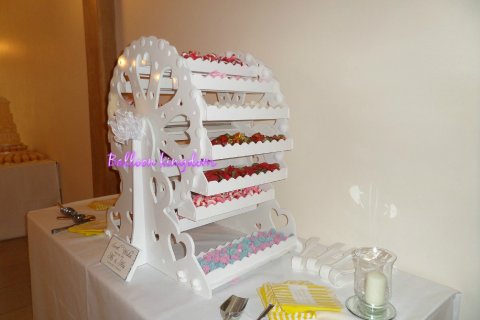 Candy ferris wheel hire - Balloon and party Kingdom