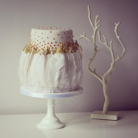 Boho feather cake in white and gold - Little Bear Cakery
