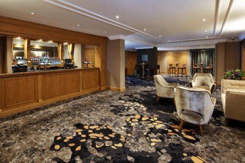 Thames Suite Private Bar - The Bull Hotel