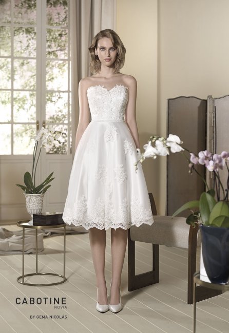 Short sweetheart lace wedding dress. waistline embellished with an embroidered lace strip. - GN DESIGN GROUP