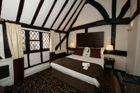 Classic bedroom with peiod features - The Legacy Rose & Crown Hotel