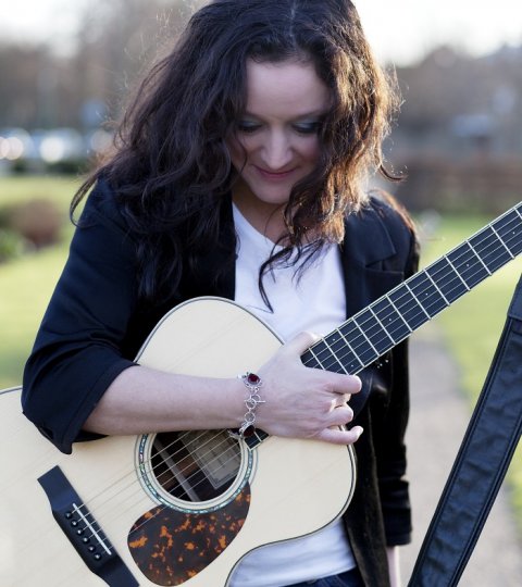Acoustic Guitarist Hertfordshire - Donna, Acoustic Guitarist and Singer