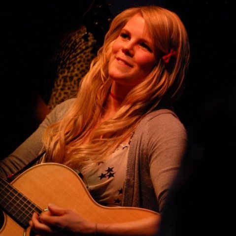 Acoustic Guitarist London - Laura, Acoustic Guitarist and Singer