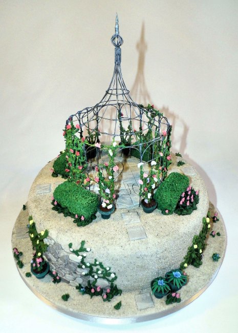 Single tier "Garden Party" wedding cake based upon the bride and groom's actual garden where the wedding was held. - The Incredible Cake Company