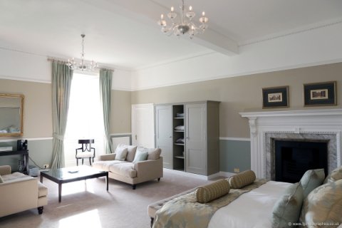 The Honeymoon Suite - Farnham Castle