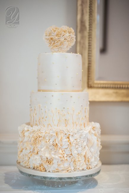 Unique Cakes, by Yevnig #Elegantwedding #ElegantCake #Weddingcake #Luxurywedding #Luxbride #Luxuryweddingcake #GoldLeafweddingcake #Desserttable - Unique Cakes by Yevnig