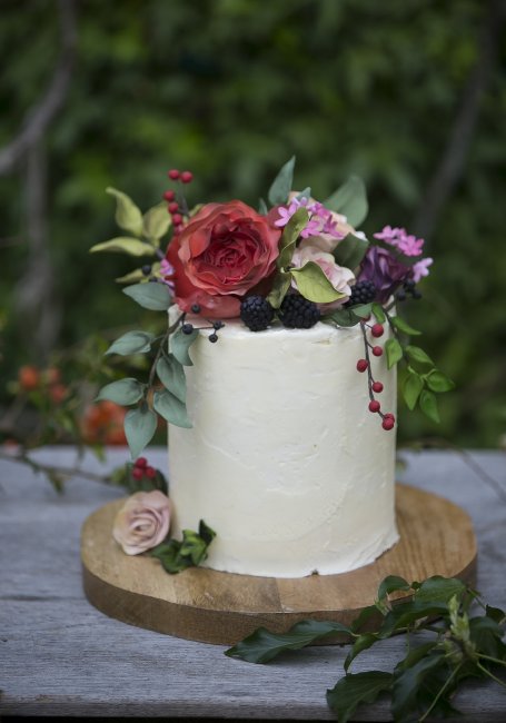 rustic garden wedding with sugar flowers - Happyhills Cakes