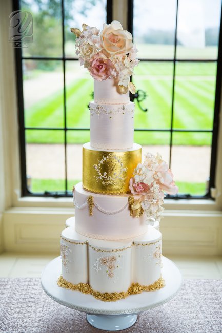 Unique Cakes, by Yevnig #Elegantwedding #ElegantCake #Weddingcake #Luxurywedding #Luxbride #Luxuryweddingcake #GoldLeafweddingcake #Desserttable - Unique Cakes by Yevnig