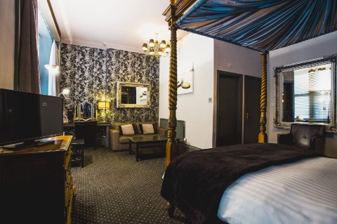 Wharf Room - Bridal Suite with 4 Poster bed and lounge area - Herriots Hotel with Rhubarb Restaurant 