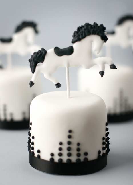 Mini cake with iced horse topper - Pretty Tasty
