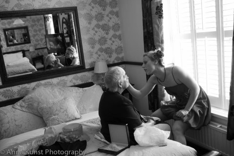 Helping mum to get ready - Anna Kunst Photography