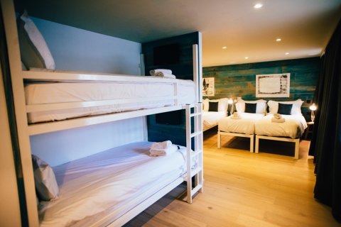 XXL bedroom (for 6 guests to share) - STAY central hotel