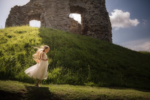 Castle Ruins Close By - The Kings Arms Hotel 