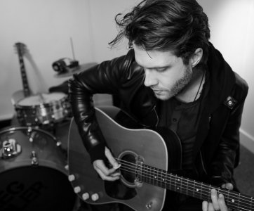 Greg - Acoustic Guitarist Vocalist