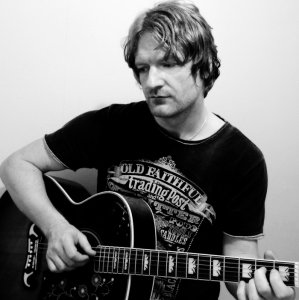 Loz - Acoustic Guitarist Vocalist